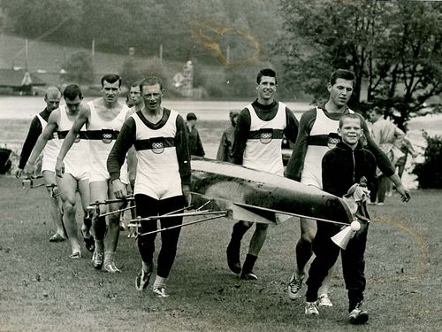 Das Team trägt ein Ruderboot