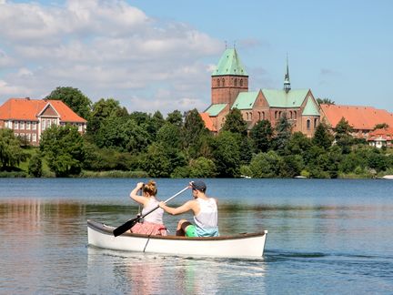 Mit dem Boot die Insel umrunden
