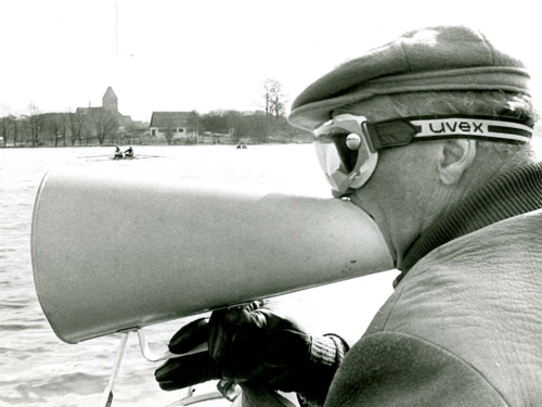 Karl Adam mit Megafon beim Training