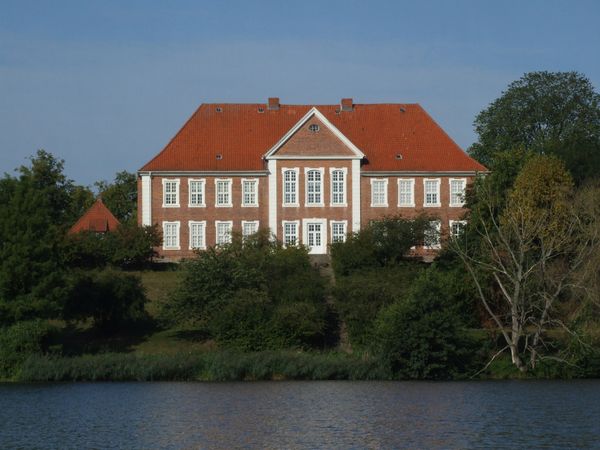 Außenansicht vom Kreismuseum in Ratzeburg. Das Haus liegt oberhalb vom Domsee in schöner Lage.